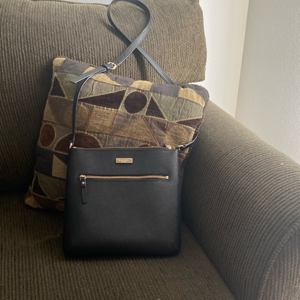 Kate Spade crossover bag. Adjustable strap. Black.